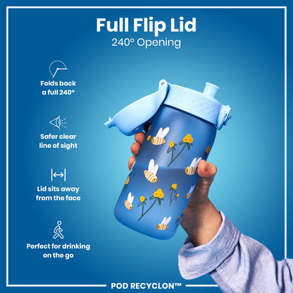 A blue water bottle, with a 240° flip lid and bee print, is held by a hand; its features are highlighted against a blue background. Full Flip Lid, 240° Opening, POD RECYCLON™.