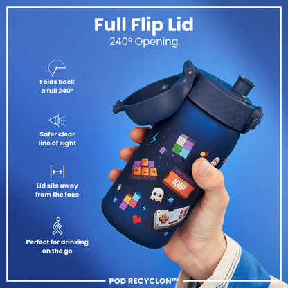 A dark-blue water bottle, with a full flip lid and 240° opening, is held in a hand against a blue background. The bottle features a playful video game design. POD RECYCLON™ is printed at the bottom.